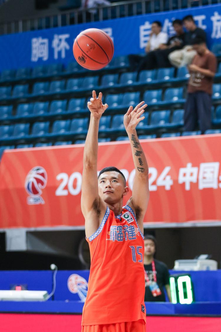 媒体人：陈林坚体检初步结果已出 下午会抵达青岛和山东男篮会合